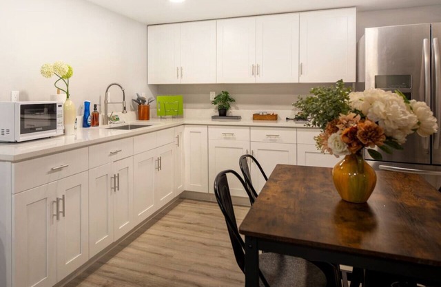 Cozy 2BR 1BA Lower unit Retreat Near Airport