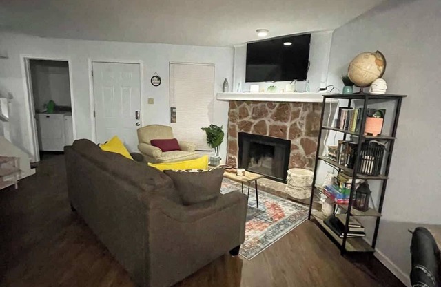 2BR/2BA townhouse close to Woman’s Hospital!