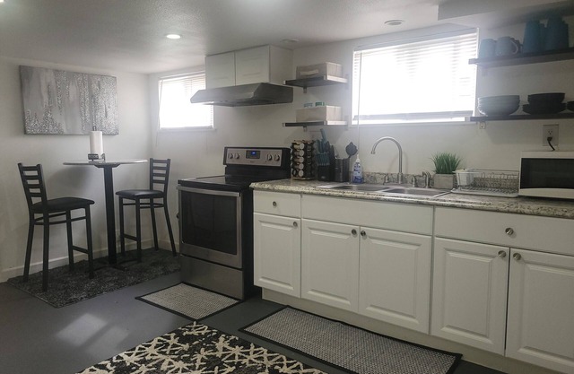 Cozy 2br bottom unit steps from Light Rail train