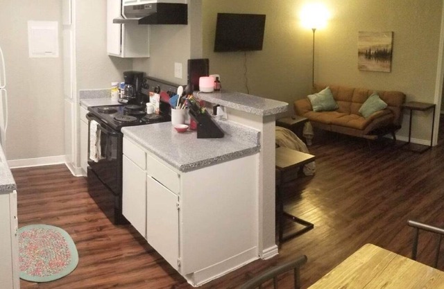 Cozy 2BR close to Entertainment and Universities