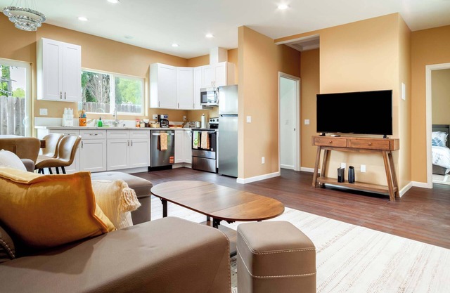 Cozy 2BR Home, Mountain Views, Pet Friendly