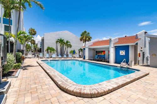Cozy 2BR Madeira Home near Beach with Pool & Gym
