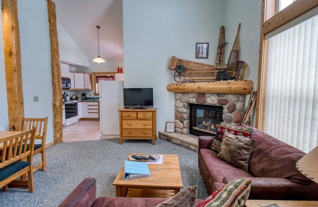 Cozy 2BR Mountain Condo: Loft, Fireplace