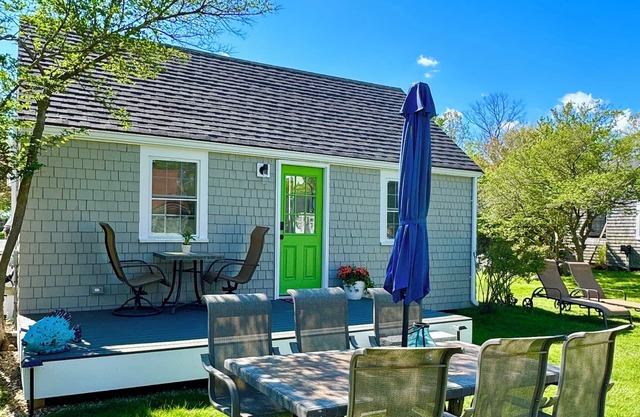 Cozy 2BR ocean breeze cottage, AC, wifi, streaming tv, parking.