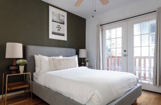 Cozy 2BR Retreat in DT Austin Pets + Parking!