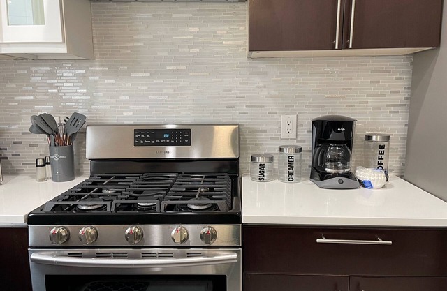 Apartment with Private Parking and Entrance - Great Access to City