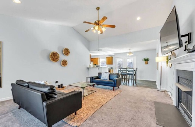 Cozy 3 Bd, Garage, Patio, Fenced Yard, Self Chek-N