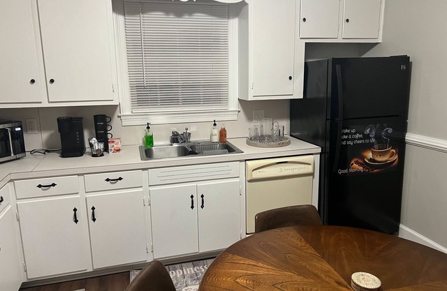Cozy 3 bdrm 2bath home close to Averrett University (smoking allowed)