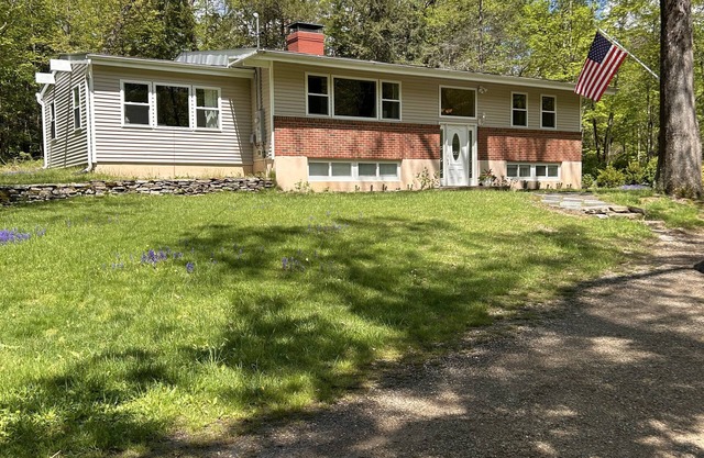 Cozy 3-bed 1.5 baths 1 mile from UConn campus. WiFi AC Patio Kitchen Dining room