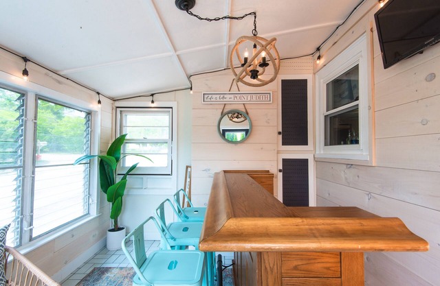 Cozy 3 bed cottage minutes away from beach & fun!