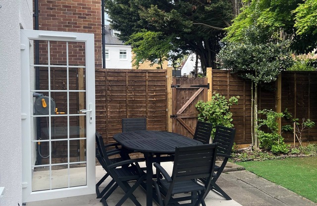 Cozy 3-bed home in Buckhurst Hill, excellent for London. Commuters &Contractors.
