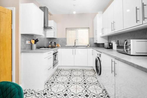 Cozy 3-bed house ideal for families and contractors with Netflix 7 miles for Birmingham City Centre