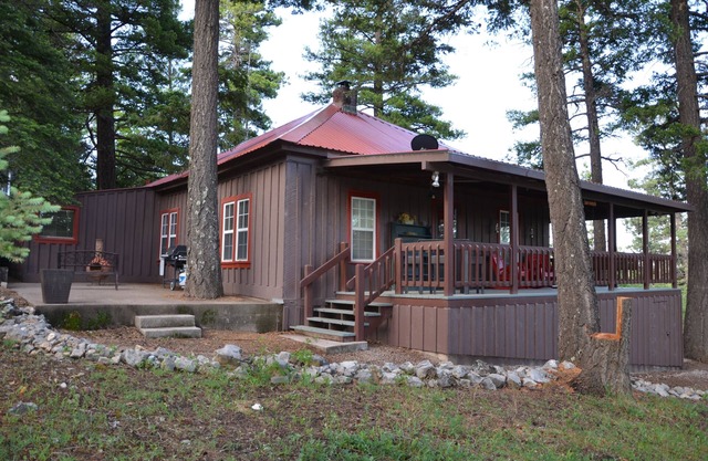Cozy 3 chambres 2 salles de bain historique Cabin Retreat emplacement parfait!