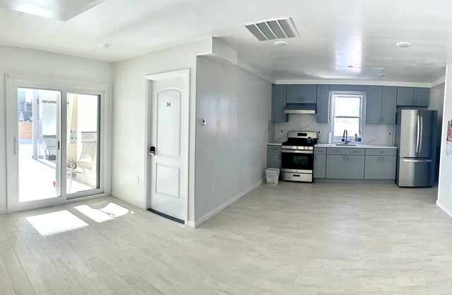Cozy 3-bedroom Apartment with Huge Balcony in Delightful Queens with WiFi, AC