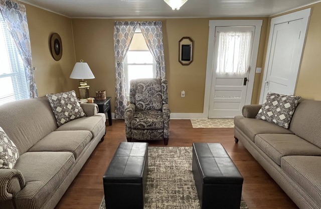 Cozy 3-bedroom cottage encased by expansive country pastures!