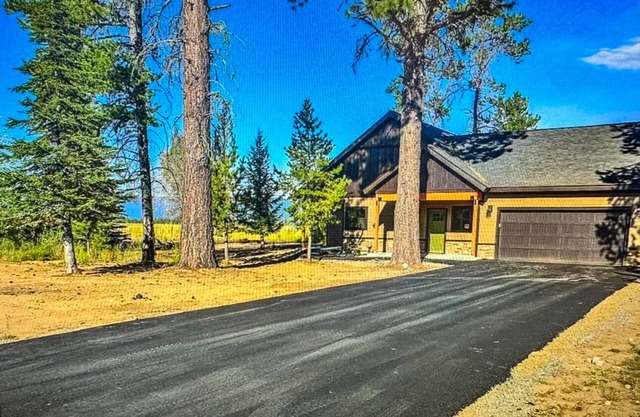 Cozy 3-bedroom cabin in tranquil Donnelly with WiFi, AC