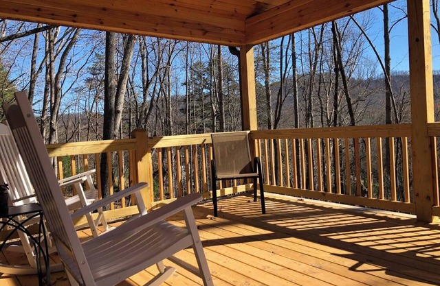 Cozy 3-bedroom cabin in welcoming Candler with WiFi, AC