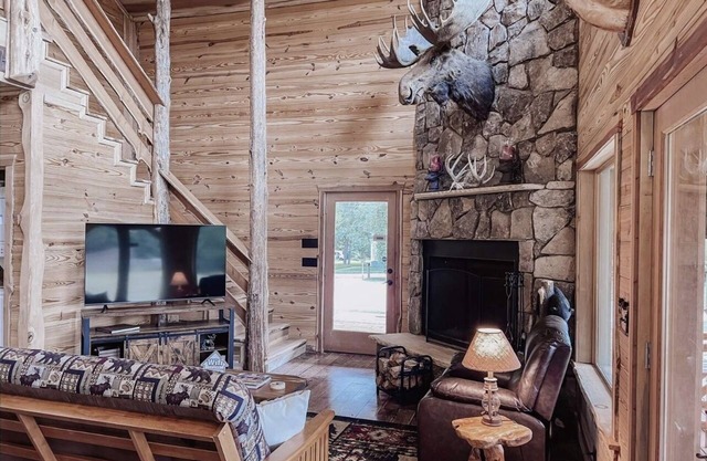Cozy 3 Bedroom Cabin with Fireplace