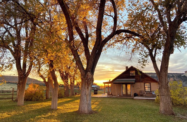Cozy 3-bedroom cabin in peaceful Glade Park with WiFi, Heating & AC units