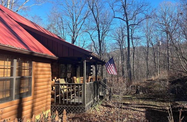 Cozy 3-bedroom cabin in quaint Hiawassee with AC, WiFi