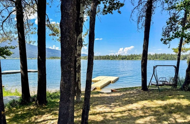 Cozy 3-Bedroom Cabin with Lake Access and Views