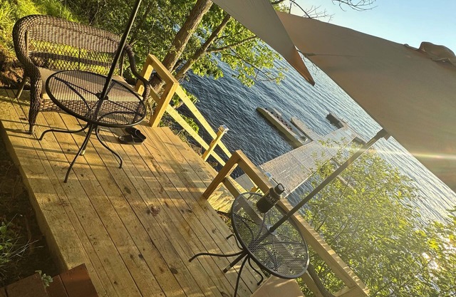 Cozy 3-bedroom cabin with free BOAT SLIP