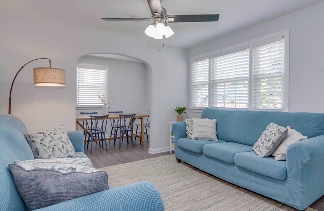 Cozy 3-bedroom cottage - new HOT TUB, dogs OK, fenced yard