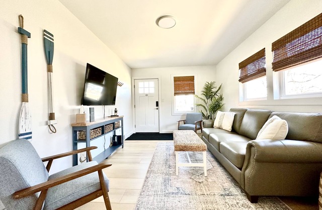 Cozy 3 Bedroom Cottage Your Home Away From Home.