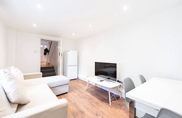 Cheerful 3 Bedroom Wimbledon Home (WHS17)