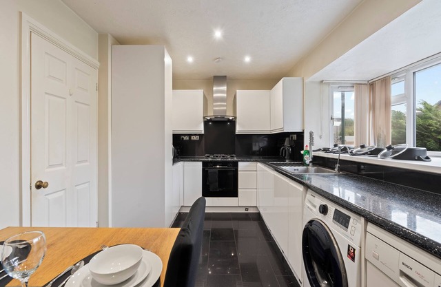 Cozy 3-Bedroom Home 30 Minutes from London