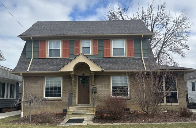 Cozy 3-bedroom home within walking distance of Lakewood Park's Solstice Steps