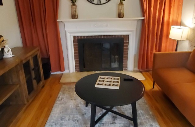Cozy 2-bedroom Home with WiFi & Parking in Detroit