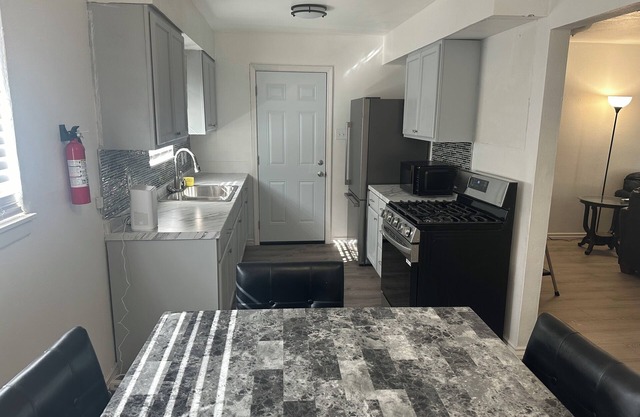 Cozy 3-bedroom home with WiFi, AC in serene Roswell. Family and pet friendly