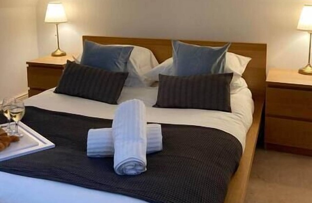 Cozy 3 bedroom house with parking in city centre.