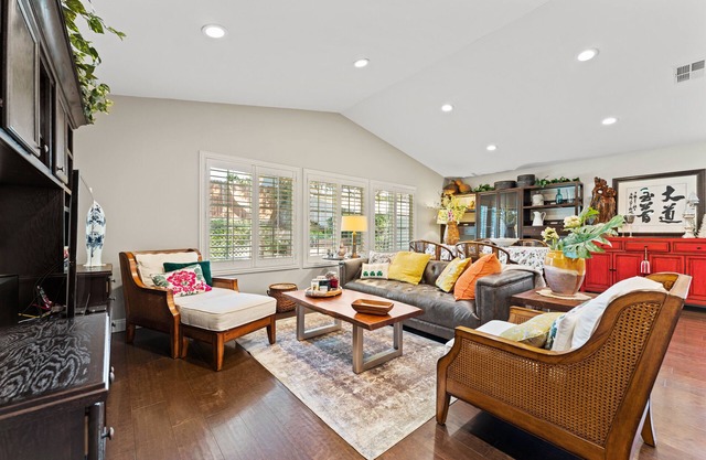 Cozy 3-bedroom house with hardwood flooring
