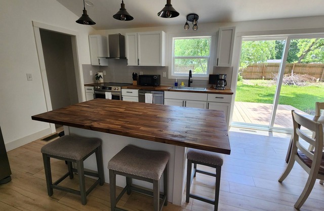 Cozy 3-bedroom house with WiFi, AC in enjoyable Joplin