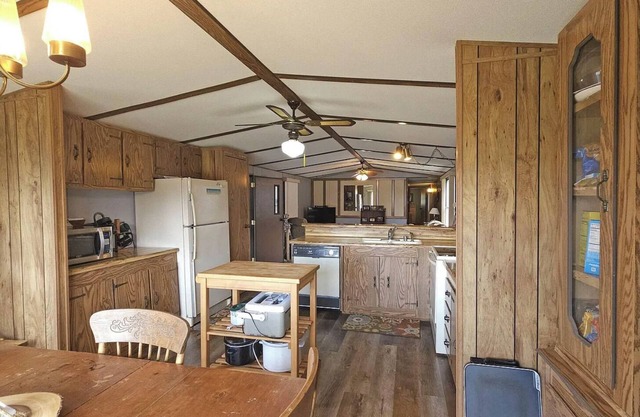 Cozy, 3-bedroom mobile home with WiFi, AC, garage, & bar area in Harpers Ferry!