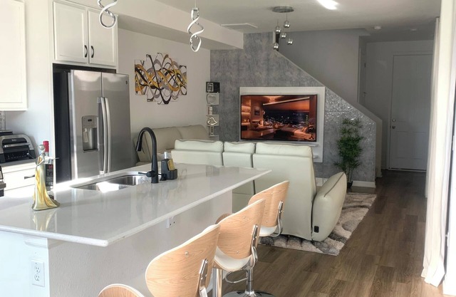 Cozy 3-bedroom townhome in Commerce City, Co, near DIA, 18-min to downtown.