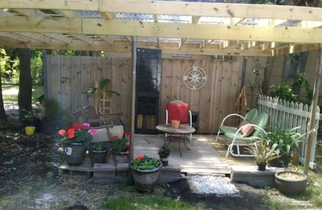 Cozy 3 bedroom cottage. minutes from everything