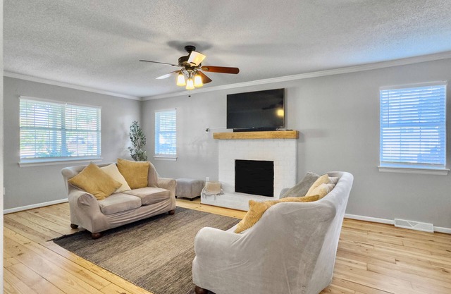 Cozy 3-bedroom home away from home - pet-friendly, king bed, game room