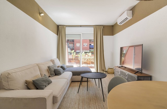 This apartment is a 3 bedroom(s), 2 bathrooms, located in Barcelona, Catalunya.