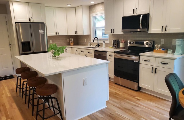 Cozy 3 BR in center of town w/work space. Walking distance to main attractions