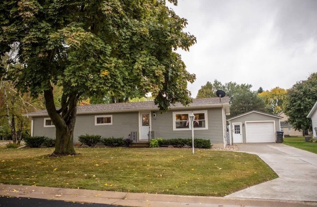 Home in quiet neighborhood, 3BR/1.5 Bath in Marshfield, close to hospital.