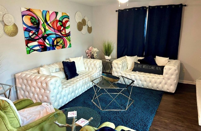 Cozy 3BR/3BA Gainesville Getaway w/ Parking