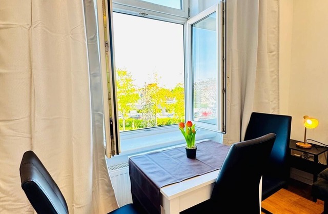 Cozy 3BR Apt Near Kaufpark Alterlaa