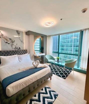 Cozy 3br Condo in BGC Uptown by Joan L