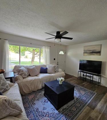 Cozy 3BR Cottage Near Headlands