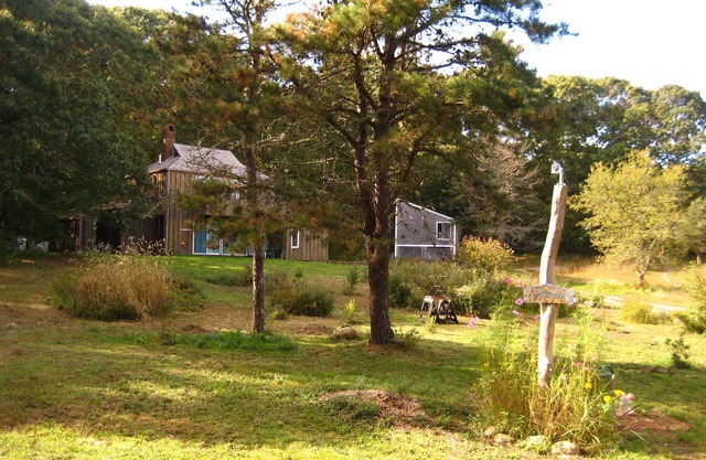 Cozy 3BR Cottage with Lambert's Cove Beach access
