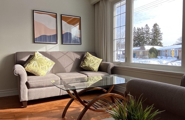Cozy 3BR - Downtown in 30 mins, Near GO train