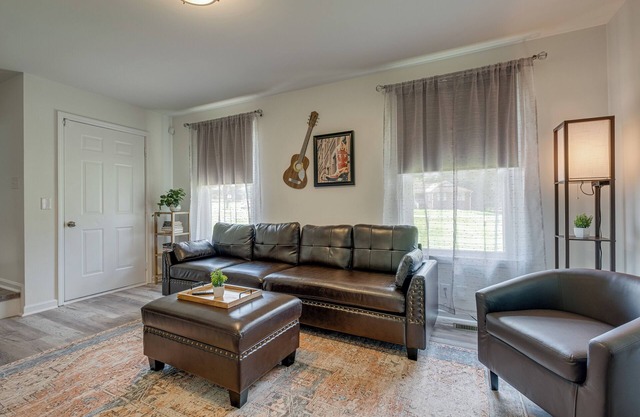 Cozy 3BR Retreat -Fully Furnished w/ Full Kitchen, WIFI, Smart TV near Nashville